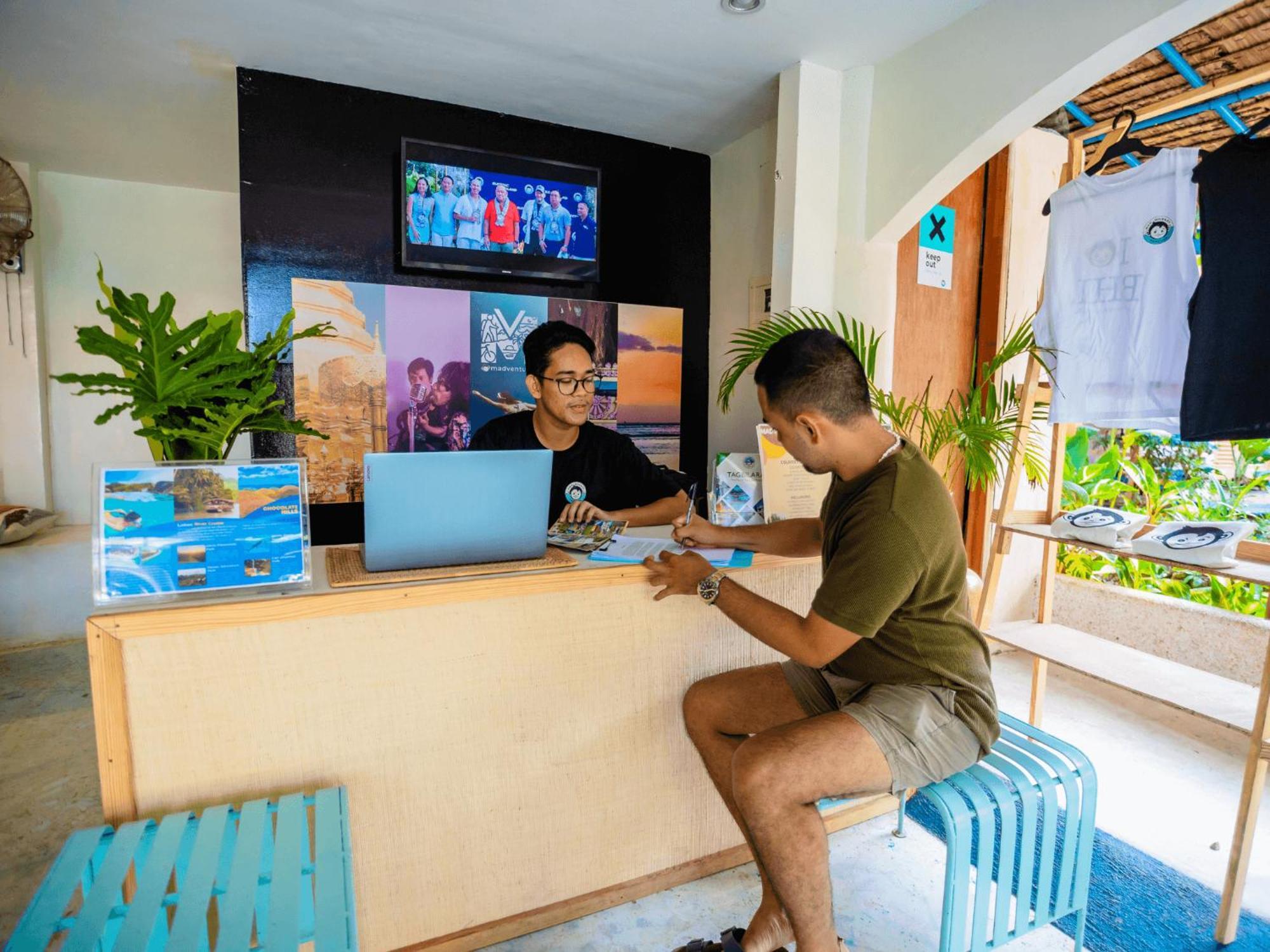 Mad Monkey Panglao Exterior foto